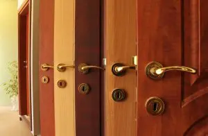 mejor cerradura para puertas de madera