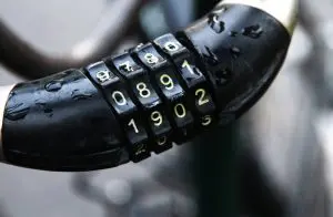 ¿Cómo abrir un candado si se te olvida el código