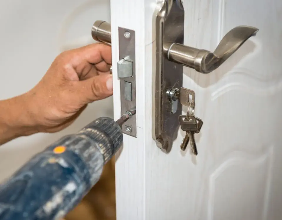 ¿Qué hacer si mi cerradura se atasca o gira en vacío?