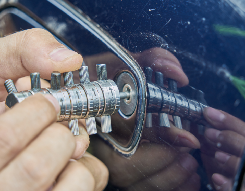 Qué hacer si te dejas las llaves dentro del vehículo en plena calle
