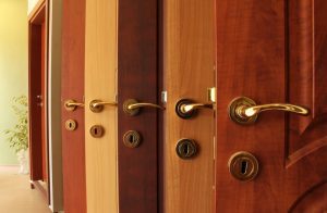 mejor cerradura para puertas de madera